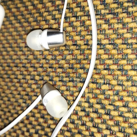 Sony wireless earbuds - Picture 2 of 4